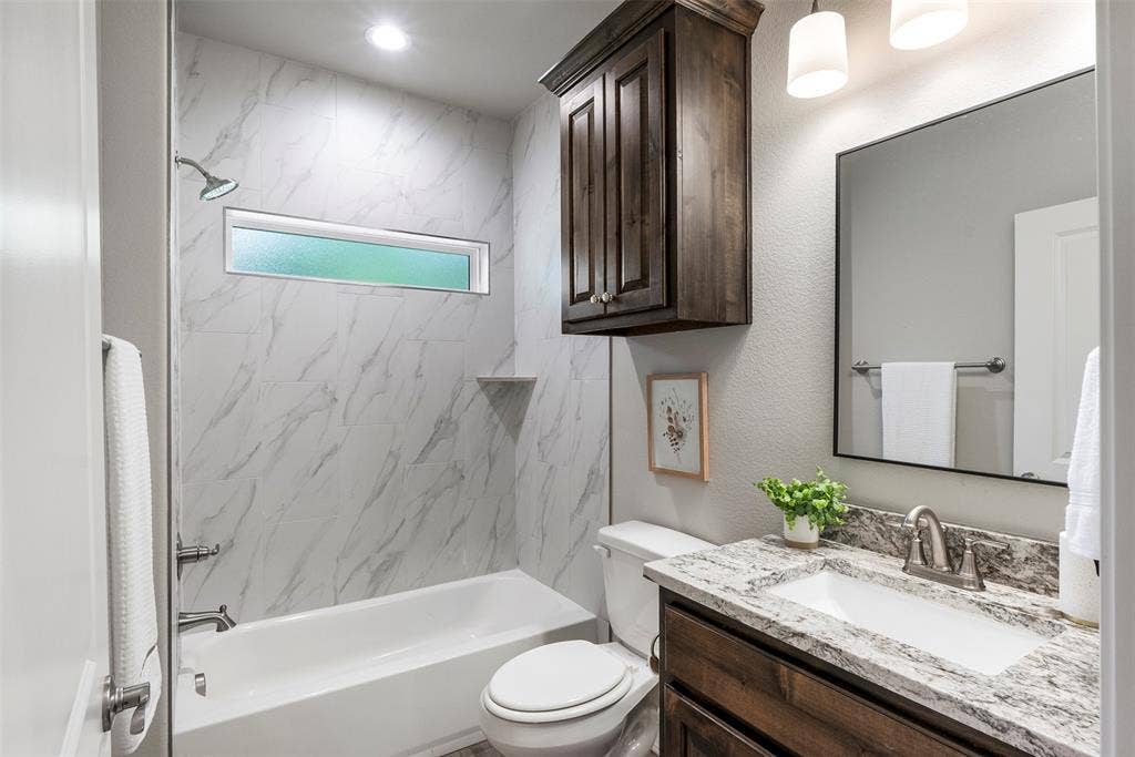 10301 Ravenswood Road, Granbury, TX 76049 Second Bath
