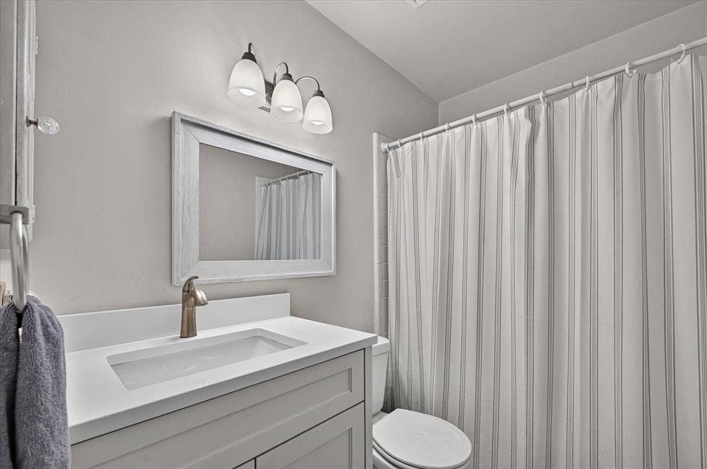 1813 Tulane Drive, Richardson, TX 75081 Hall bath