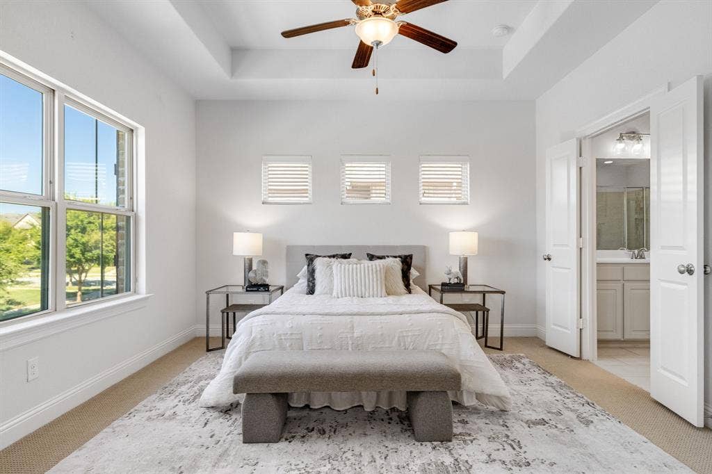 Tray ceiling with a ceiling fan
