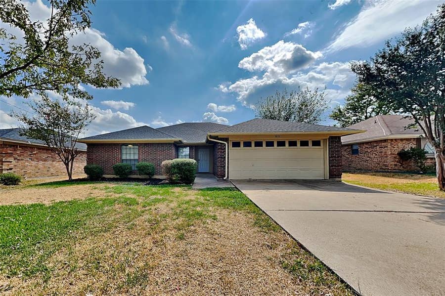 Property photo for 812 Wind Brooke Drive, Arlington, TX
