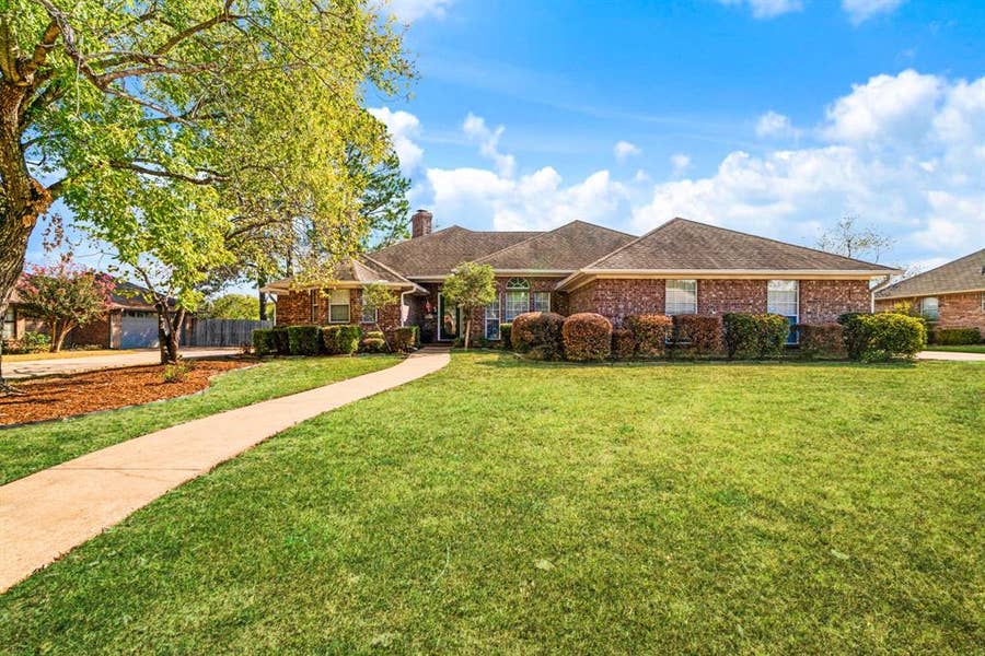 Property photo for 4010 Misty Lane, Paris, TX