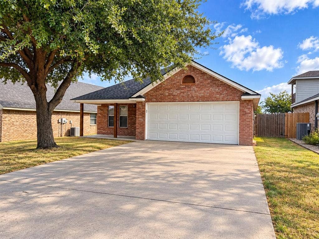 714 Rambling Court, Granbury, TX 76049