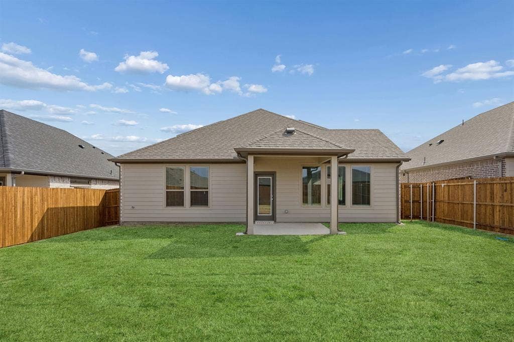 281 Hope Orchards Drive, Lavon, TX 75166 Covered Patio in the Stanley II home plan – REPRESENTATIVE PHOTO