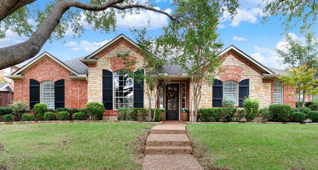 6429 GLENHOLLOW Drive, Plano, TX 75093 Welcome to 6749 Glenhollow in Frisco. A rich mix of warm brick and natural stone masonry framing black shuttered windows gives this single-story façade classic curb appeal. Step across the walkway as dappled light filters through mature shade trees.
