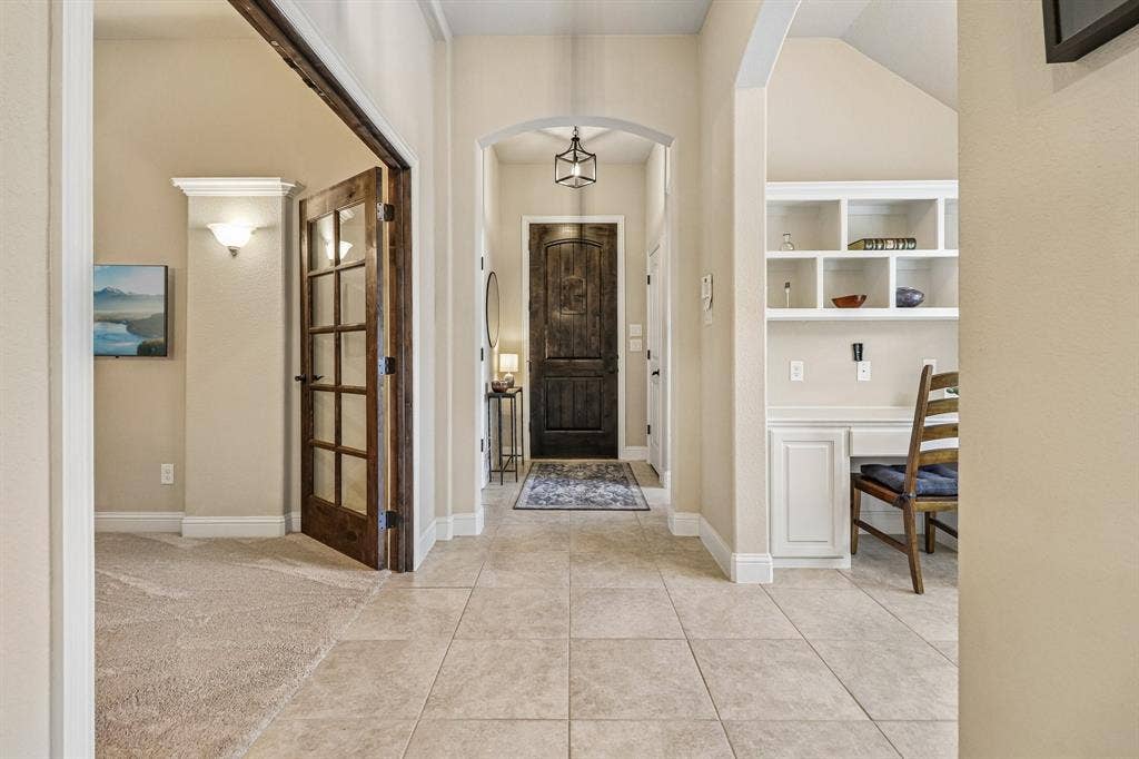 816 Wiltshire Boulevard, Lewisville, TX 75056 Entryway