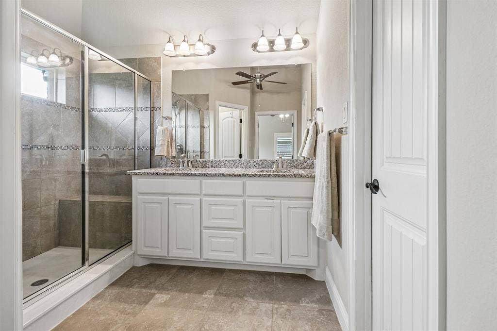 816 Wiltshire Boulevard, Lewisville, TX 75056 Primary Bathroom