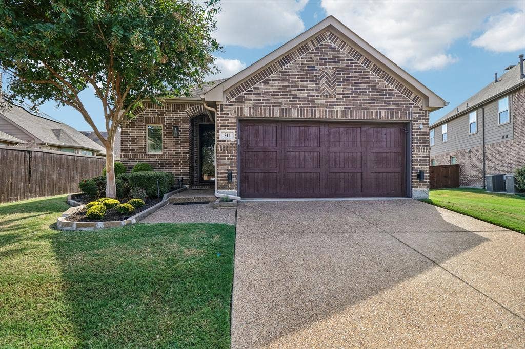 816 Wiltshire Boulevard, Lewisville, TX 75056 Front of Home