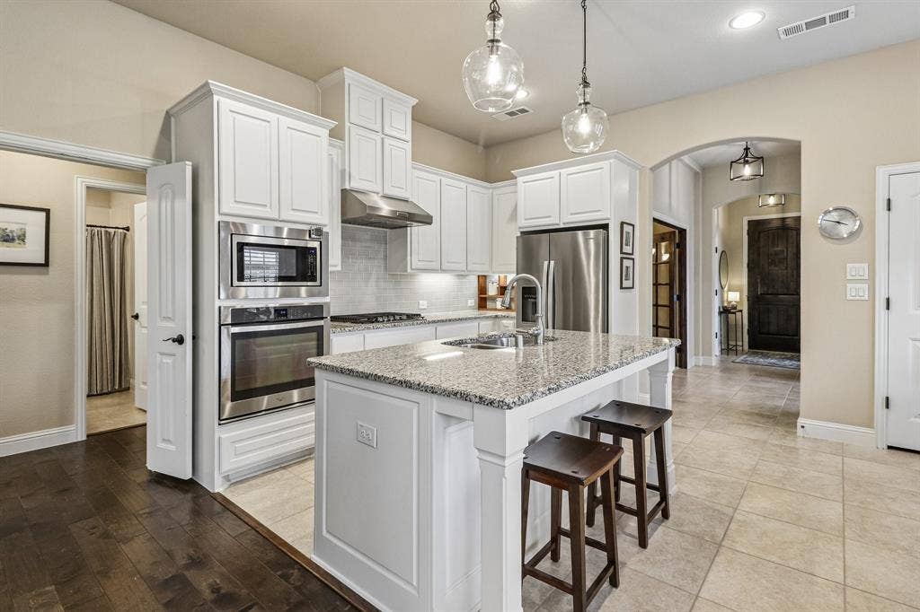 816 Wiltshire Boulevard, Lewisville, TX 75056 Kitchen with Bar