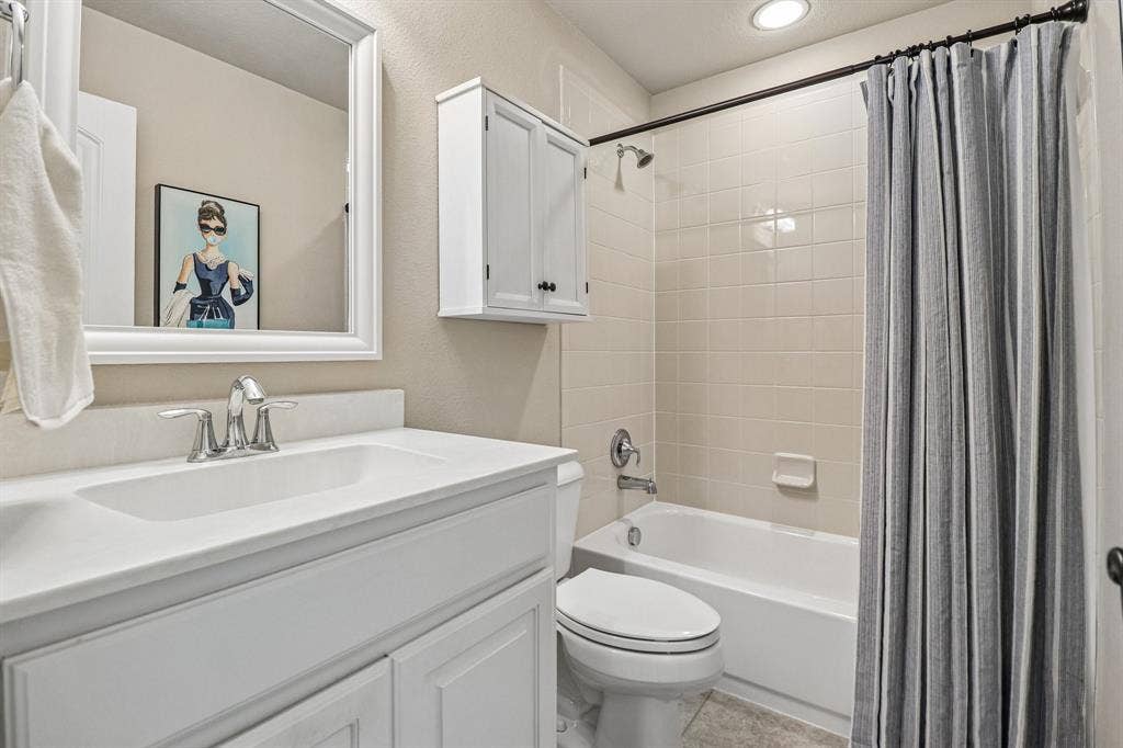 816 Wiltshire Boulevard, Lewisville, TX 75056 Full Bathroom