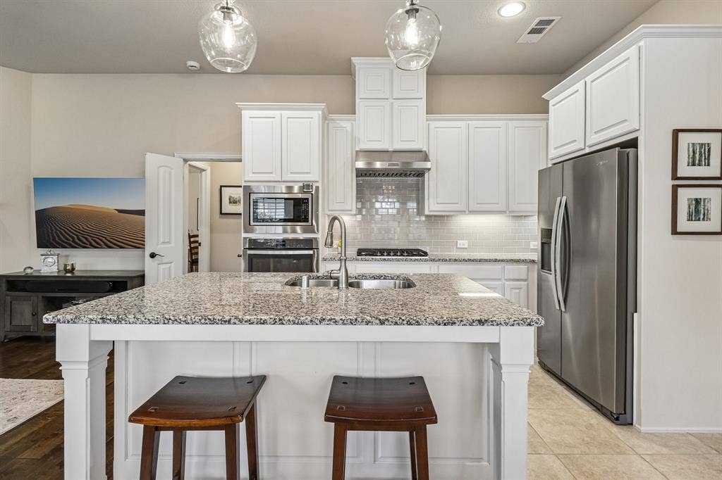 816 Wiltshire Boulevard, Lewisville, TX 75056 Kitchen with Island