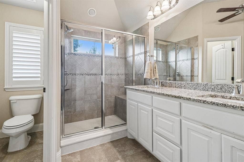 816 Wiltshire Boulevard, Lewisville, TX 75056 Primary Bathroom