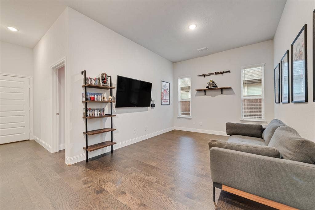 812 Stamford Avenue, Arlington, TX 76002 Wood-finish flooring, recessed lighting, white walls, multiple windows with blinds, and white trim throughout