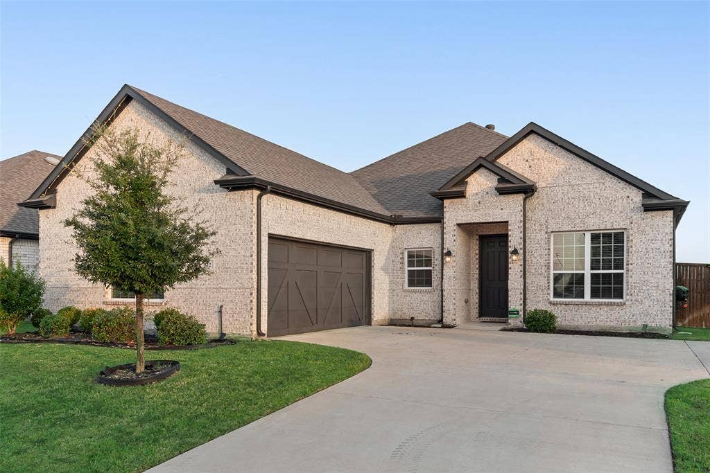 812 Stamford Avenue, Arlington, TX 76002 Light brick exterior with dark trim and roof