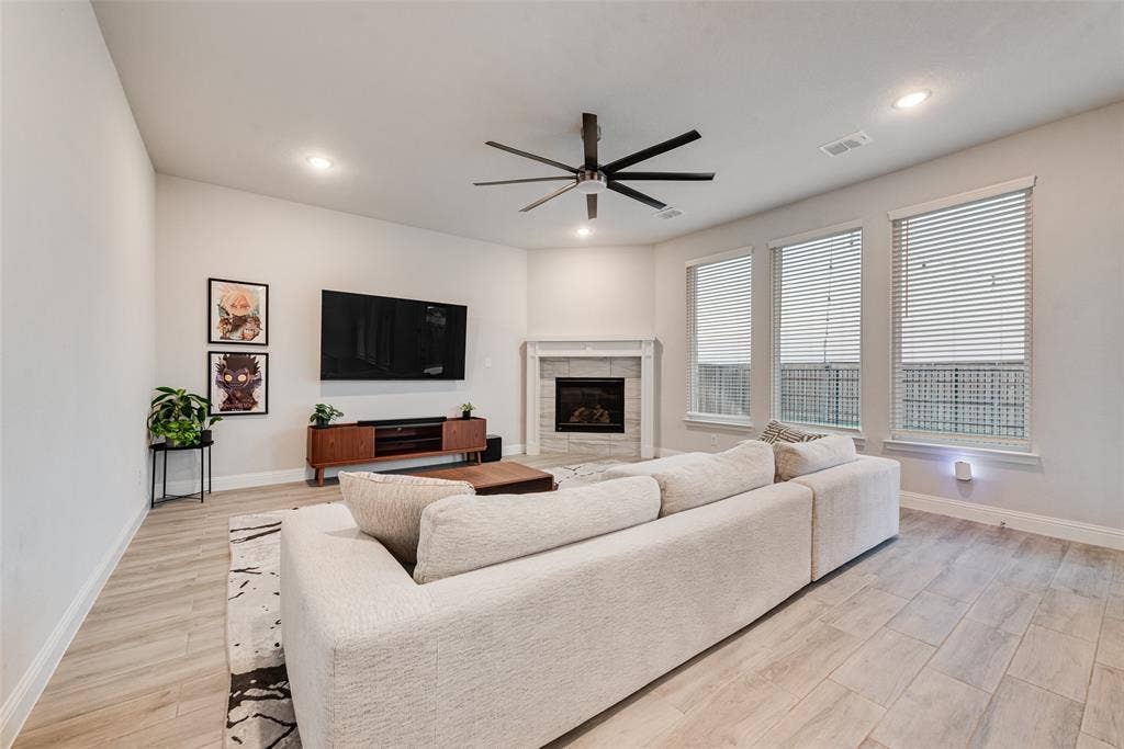812 Stamford Avenue, Arlington, TX 76002 Living area featuring wood-finish flooring, recessed lighting, and a ceiling fan