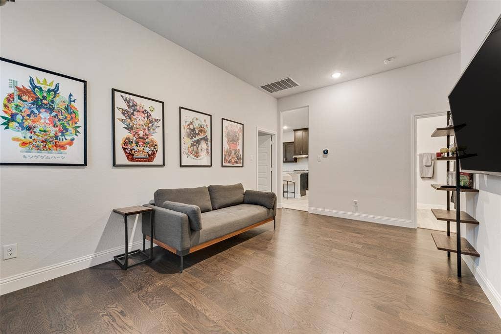 812 Stamford Avenue, Arlington, TX 76002 Spacious interior featuring wood-finish flooring, recessed lighting, and a neutral color palette