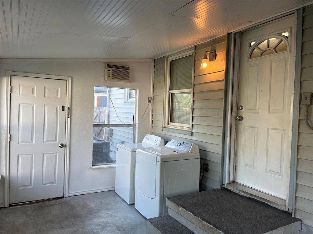 Covered patio with concrete flooring