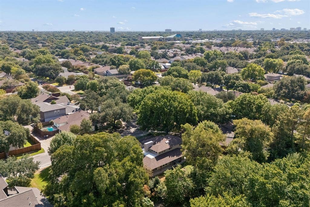 6720 Robin Willow Court, Dallas, TX 75248 Walking distance to Hillcrest Village - Starbucks, Cane Rosso, etc...