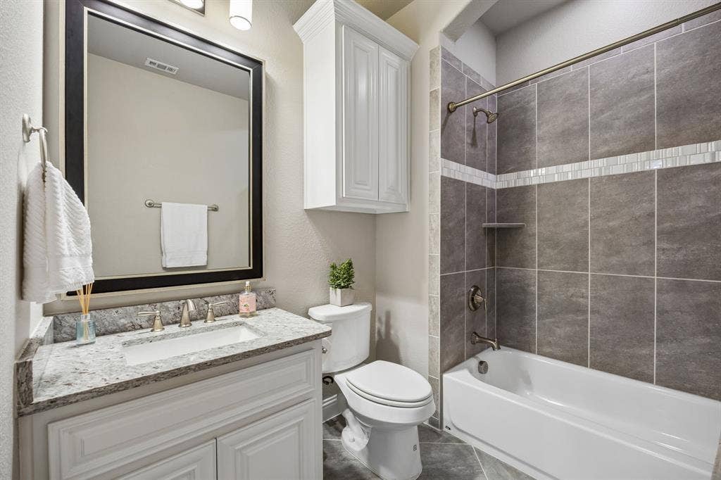 Upstairs guest bedroom ensuite bathroom with shower/tub combo