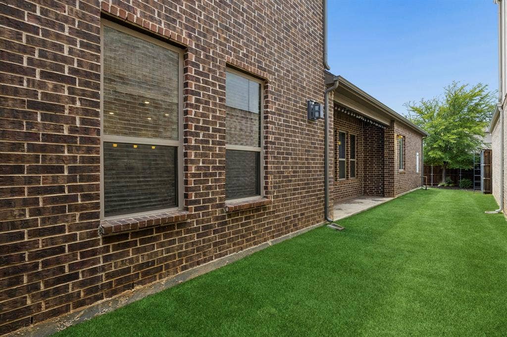 Side yard with turf for easy maintenance