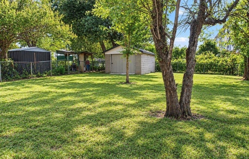 2250 Mail Avenue, Dallas, TX 75235