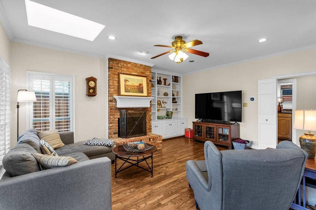 6901 April Way Circle, Plano, TX 75023 6901 April Way Circle, Plano, TX 75023