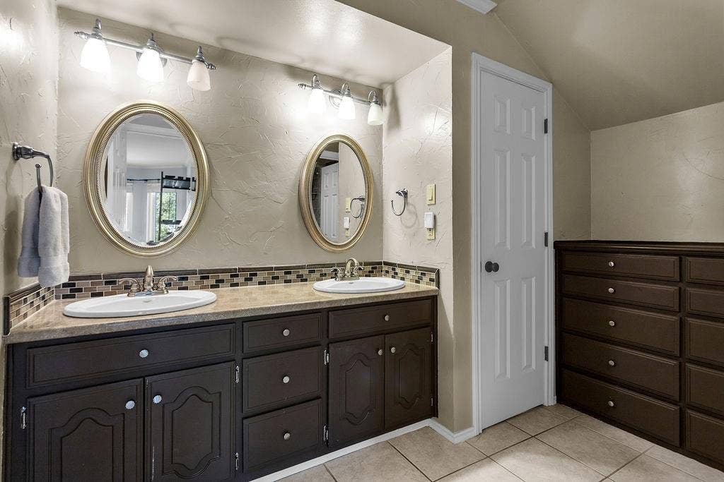 6901 April Way Circle, Plano, TX 75023 6901 April Way Circle, Plano, TX 75023