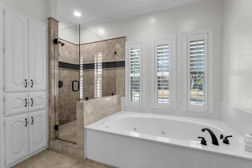 6901 April Way Circle, Plano, TX 75023 6901 April Way Circle, Plano, TX 75023