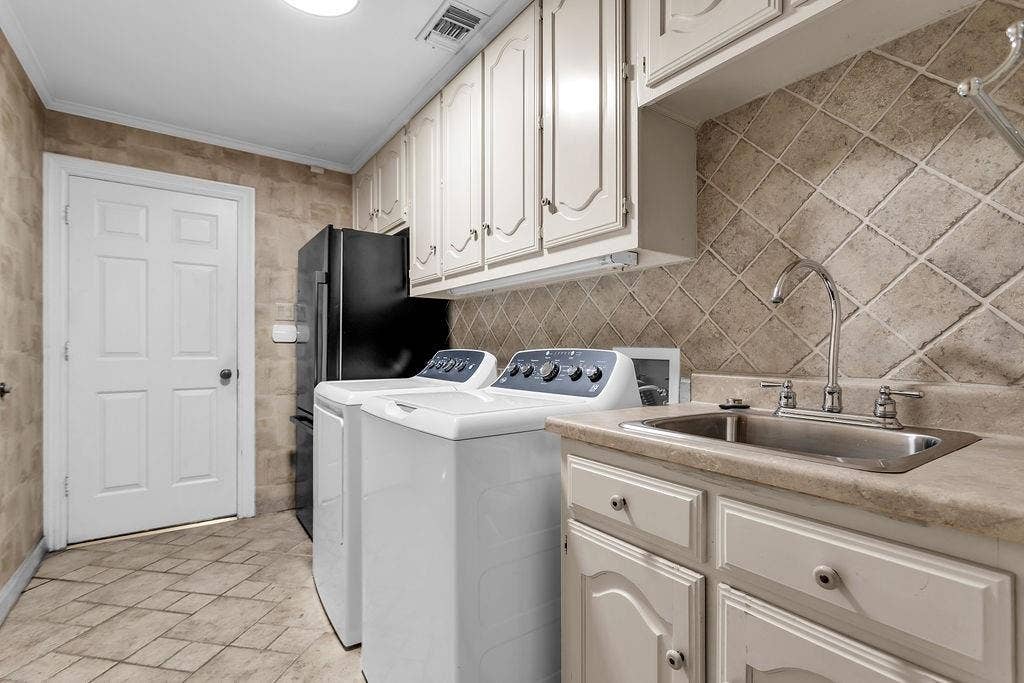 6901 April Way Circle, Plano, TX 75023 6901 April Way Circle, Plano, TX 75023