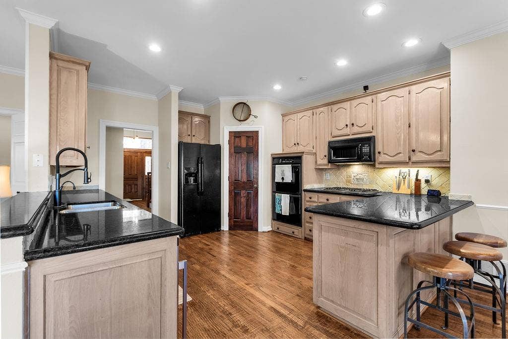 6901 April Way Circle, Plano, TX 75023 6901 April Way Circle, Plano, TX 75023