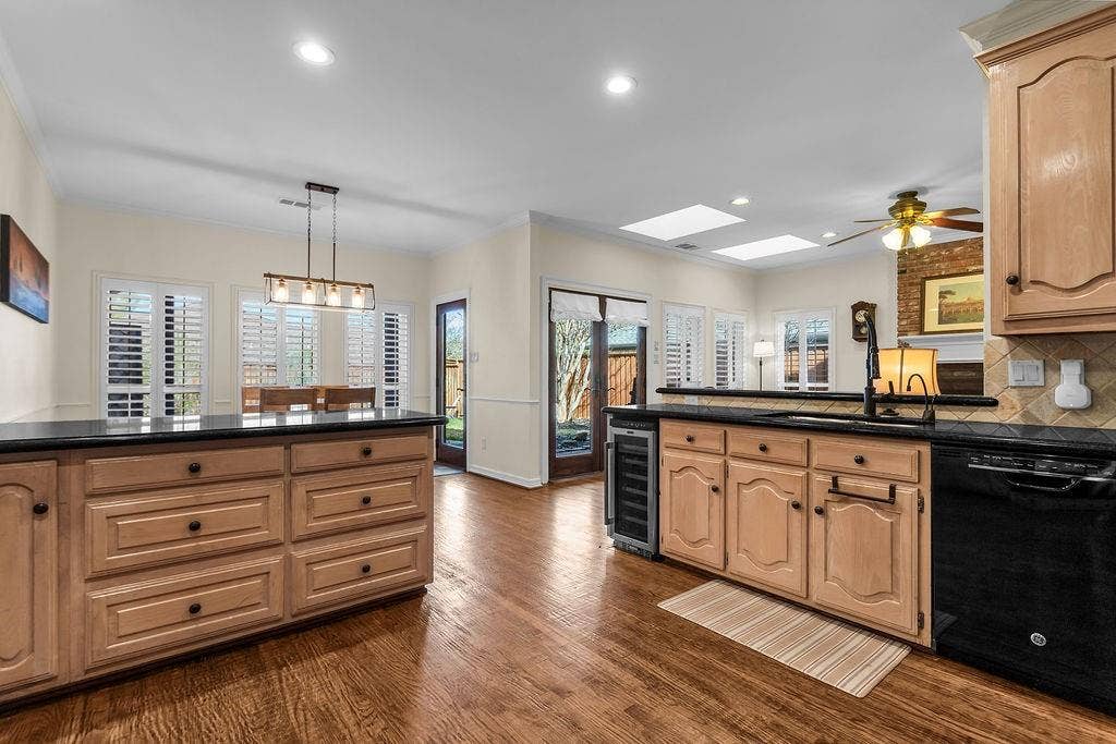 6901 April Way Circle, Plano, TX 75023 6901 April Way Circle, Plano, TX 75023