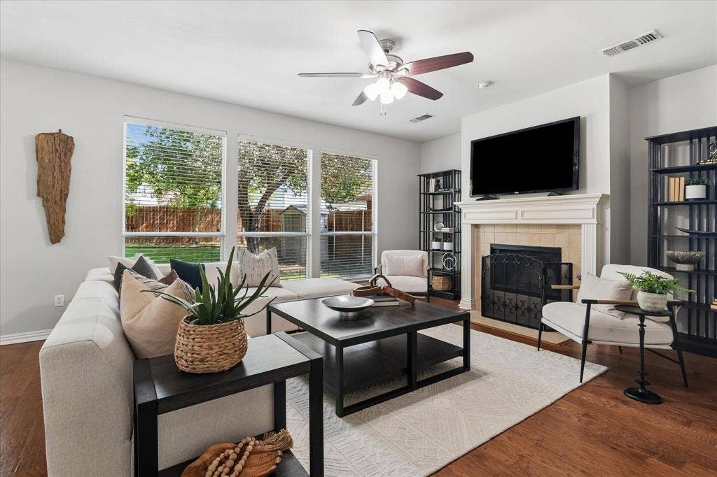 417 Rock Ridge Way, McKinney, TX 75072 Living Den-welcomes Gathering.