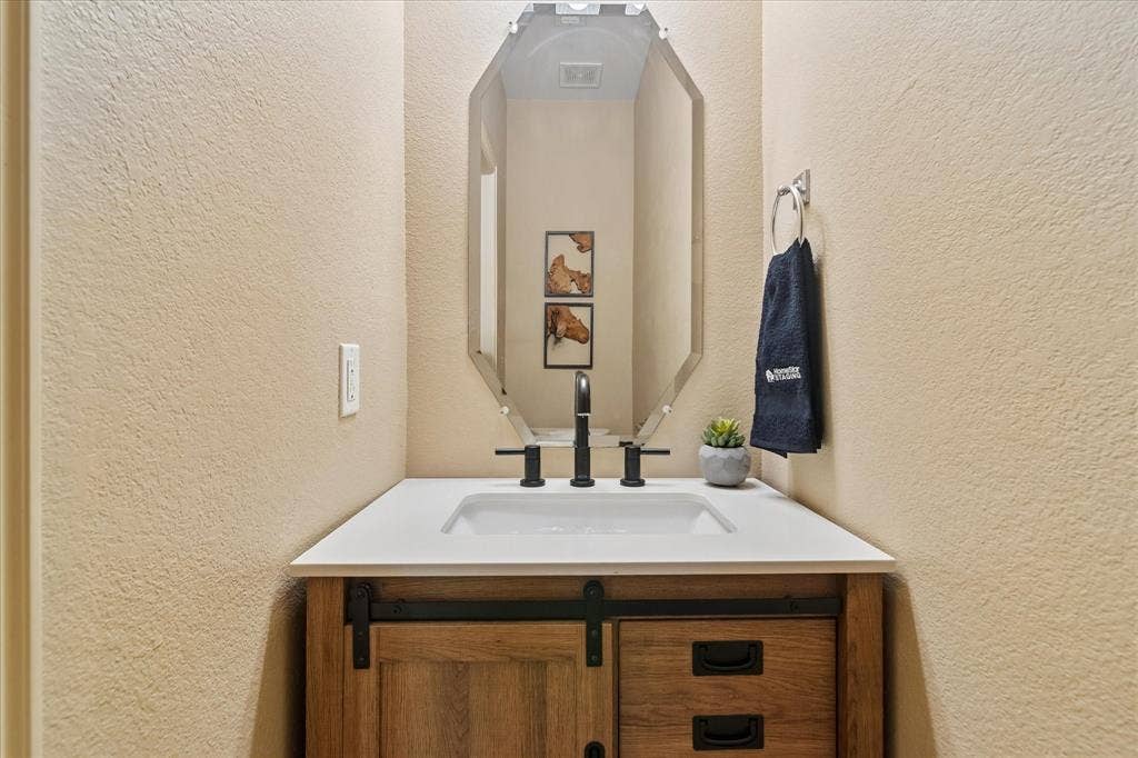 417 Rock Ridge Way, McKinney, TX 75072 Downstairs half Bath.