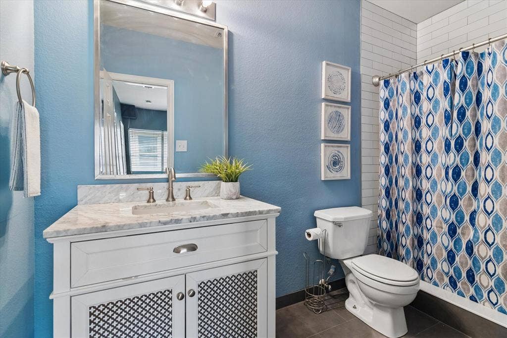 417 Rock Ridge Way, McKinney, TX 75072 Ensuite Bathroom for Bedroom 2.