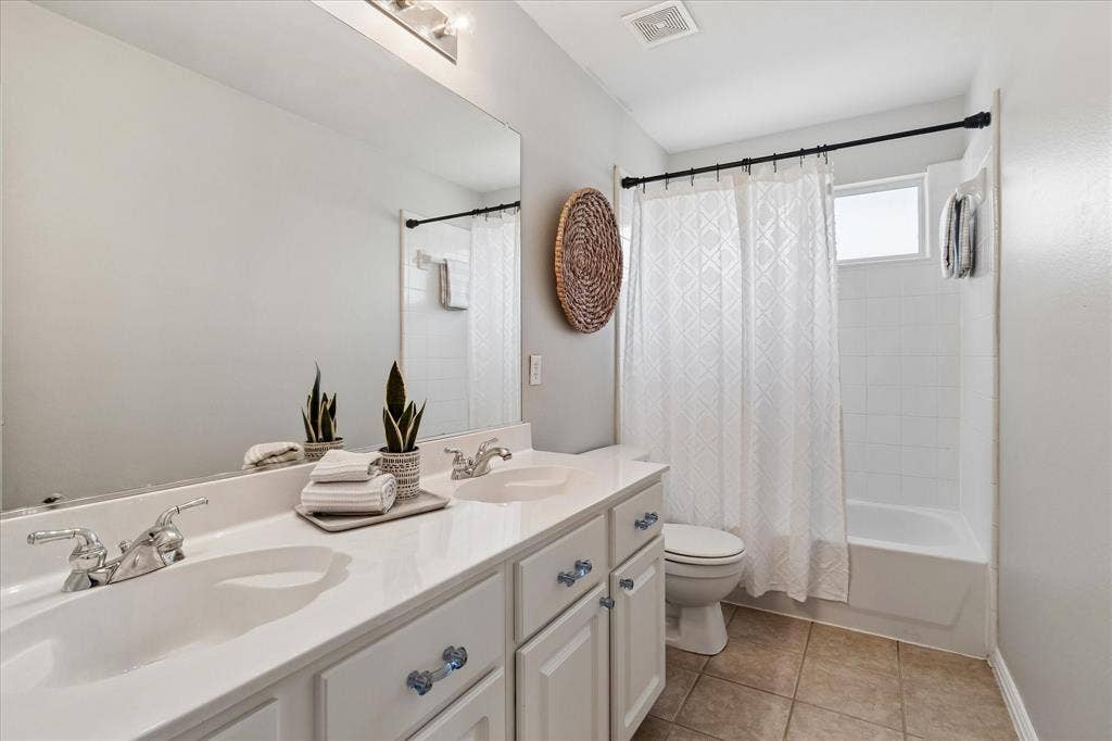 417 Rock Ridge Way, McKinney, TX 75072 This Bath serves Bedrooms 3 & 4