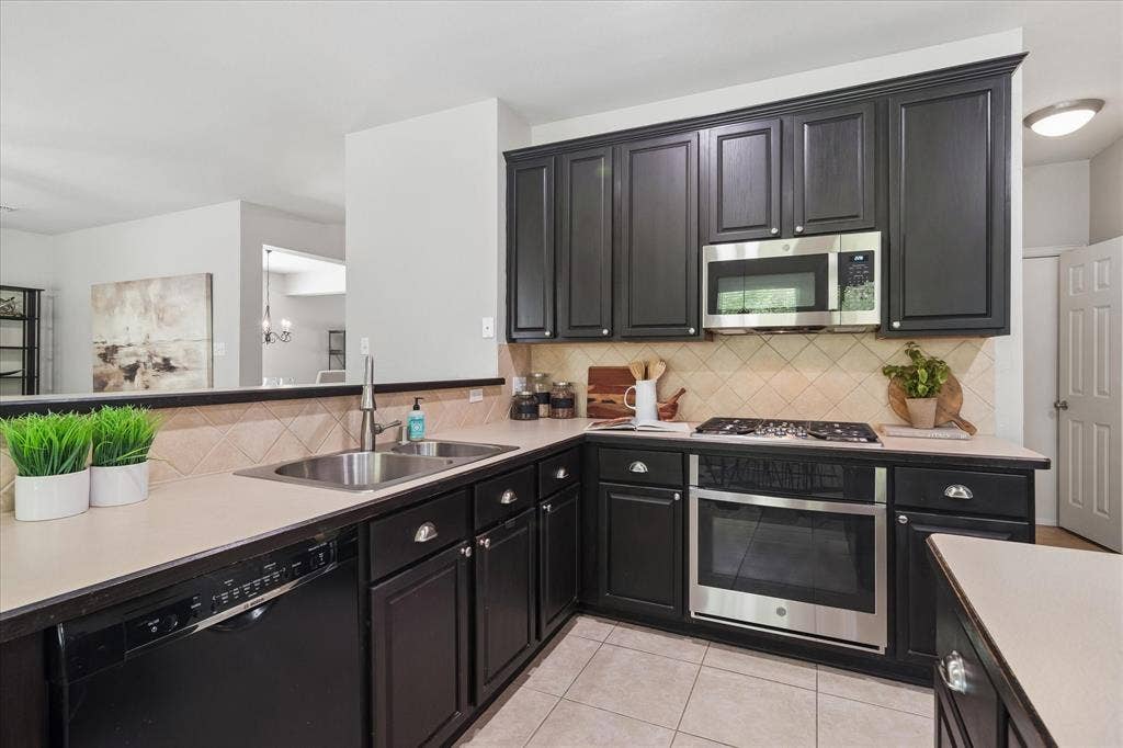 417 Rock Ridge Way, McKinney, TX 75072 Dual Sinks, Recent Oven, Cooktop & Microwave.