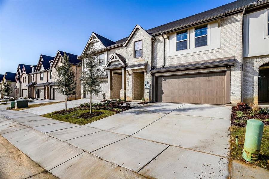 Property photo for 802 Homeplace Circle, Mansfield, TX