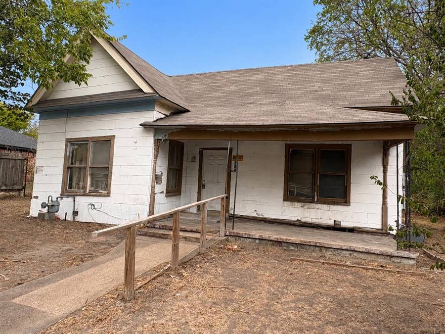 Property photo for 808 W 11th Avenue, Corsicana, TX