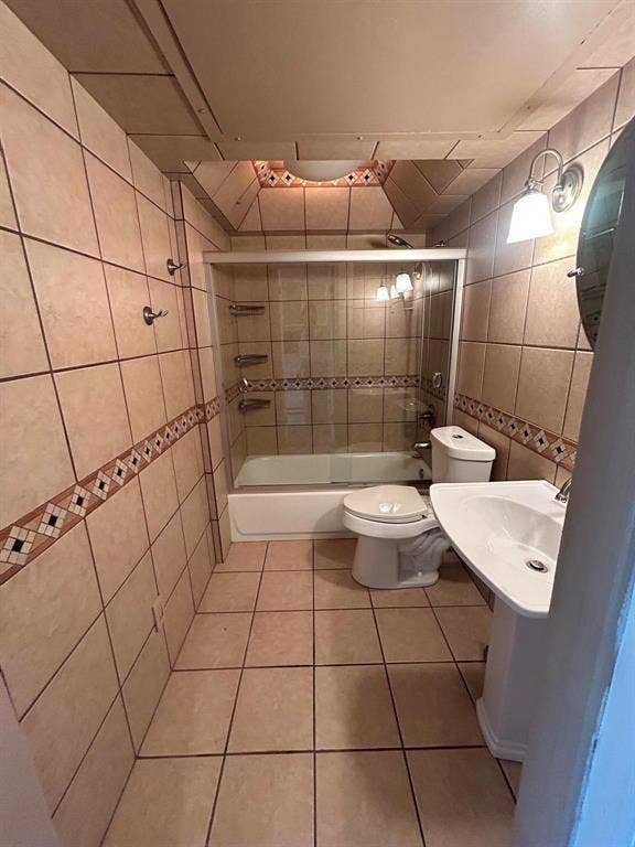 4112 Bowser Avenue, #210, Dallas, TX 75219 Tile flooring and walls featuring a decorative tile border