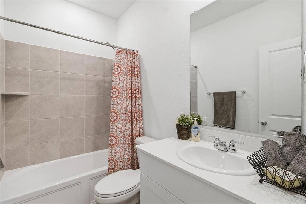 3308 Chasemoor Drive, Denton, TX 76207 Integrated bathtub and shower with beige tiled surround and built-in niche