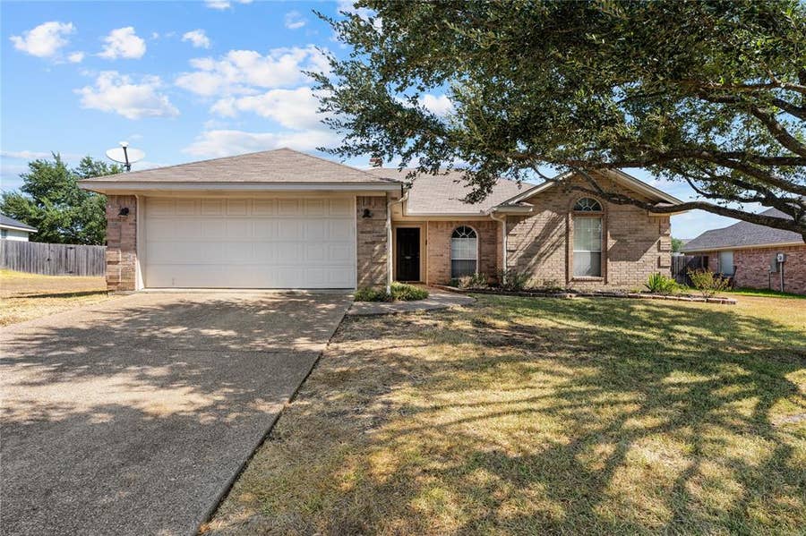 Property photo for 624 Willow Creek Drive, Hewitt, TX
