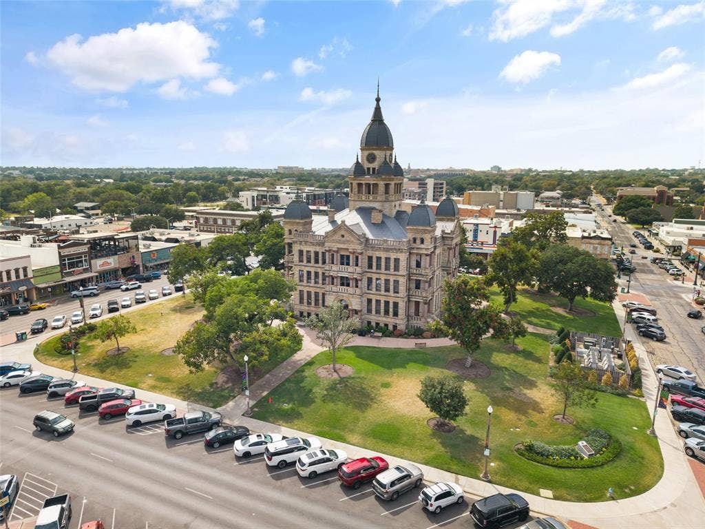 716 W Mulberry Street, #1C, Denton, TX 76201 716 W Mulberry Street, #1C, Denton, TX 76201