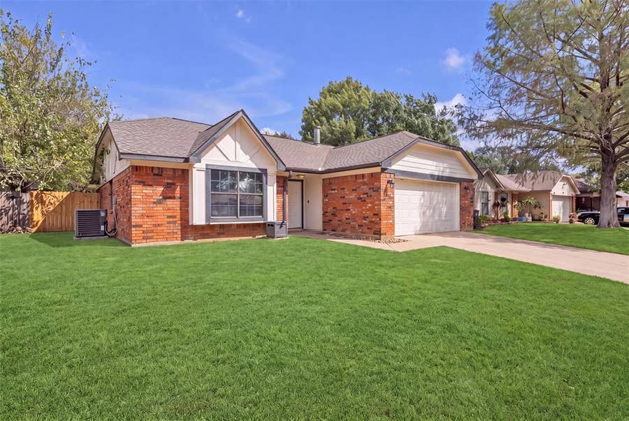 Property photo for 2916 Creekwood Lane, Fort Worth, TX