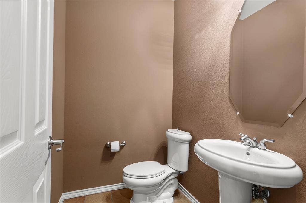 2185 Goliad Circle, Frisco, TX 75033 Powder room downstairs