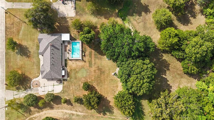 Property photo for 1315 Red Oak Circle, Farmersville, TX