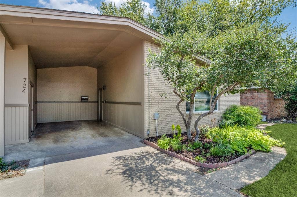 724 N Boulevard Terrace, Dallas, TX 75211 724 N Boulevard Terrace, Dallas, TX 75211