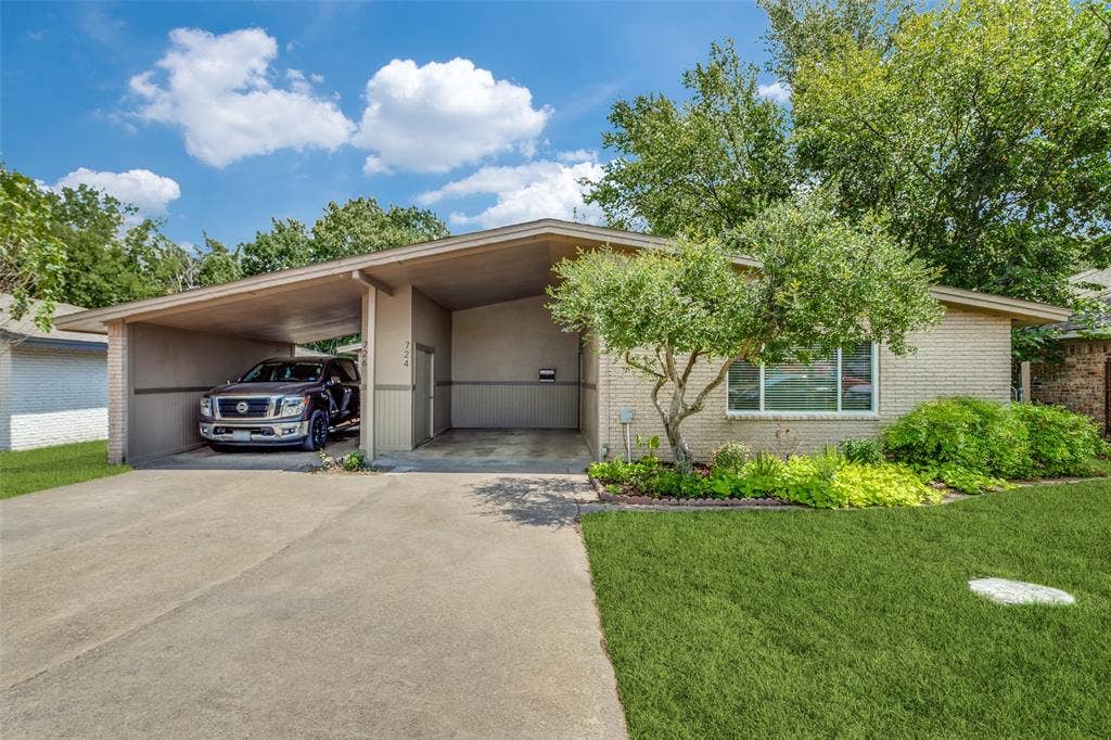 724 N Boulevard Terrace, Dallas, TX 75211 724 N Boulevard Terrace, Dallas, TX 75211
