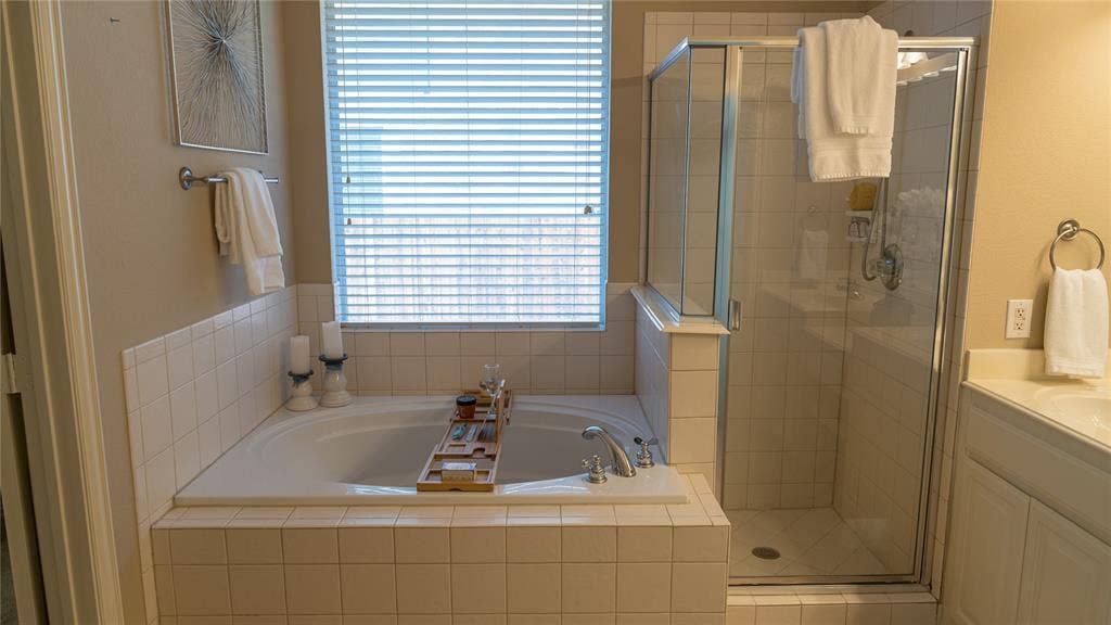 Walk-in shower & Garden tub