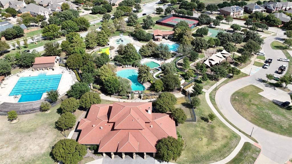 Birds-eye-view of clubhouse and amenities