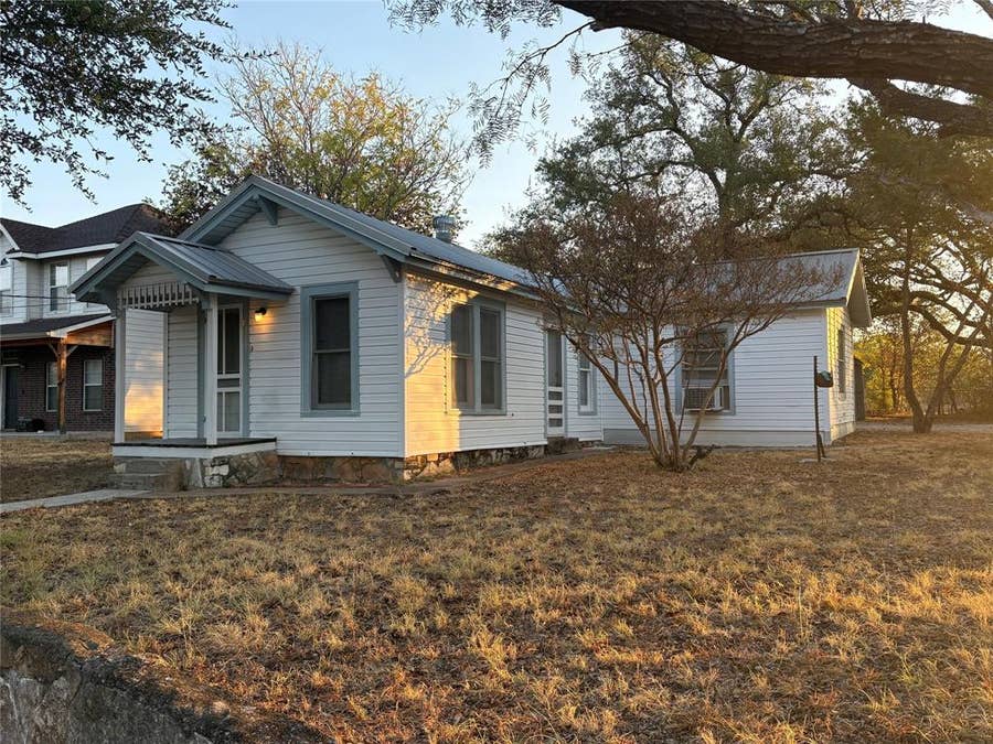 Property photo for 407 Paluxy Street, Glen Rose, TX