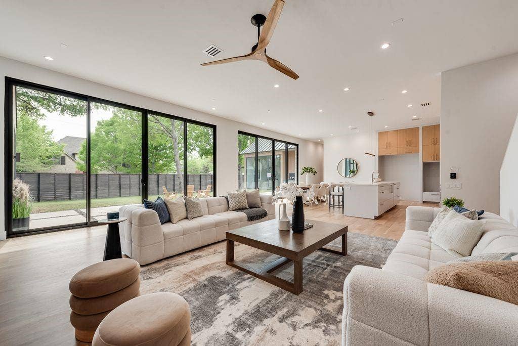4103 Saranac Drive, Dallas, TX 75220 Expansive 10’ sliding glass doors create a seamless connection between indoor and outdoor living.